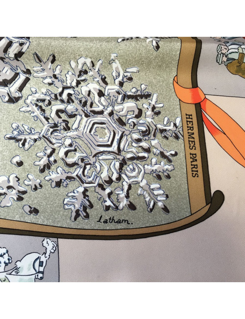 Carré HERMES "Neige d'antan" en soie beige rosé