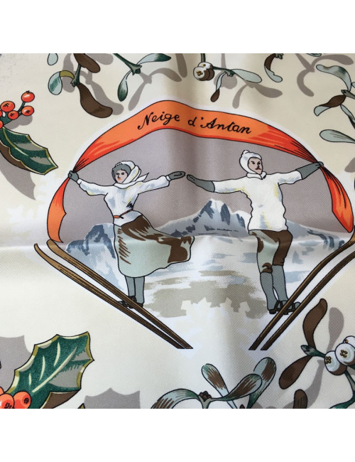 Carré HERMES "Neige d'antan" en soie beige rosé