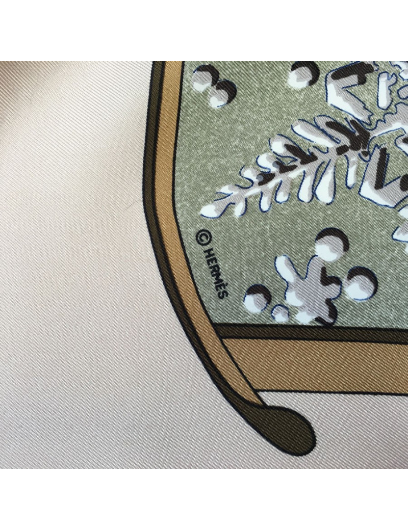 Carré HERMES "Neige d'antan" en soie beige rosé