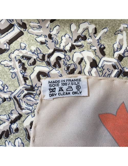 Carré HERMES "Neige d'antan" en soie beige rosé