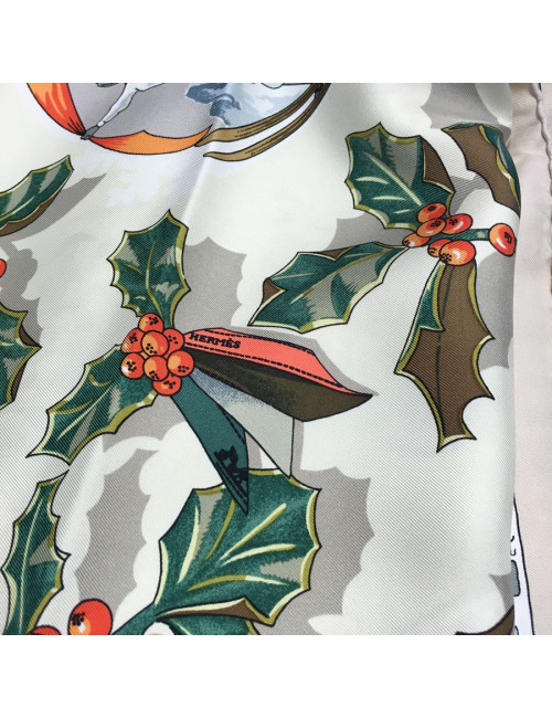 Carré HERMES "Neige d'antan" en soie beige rosé