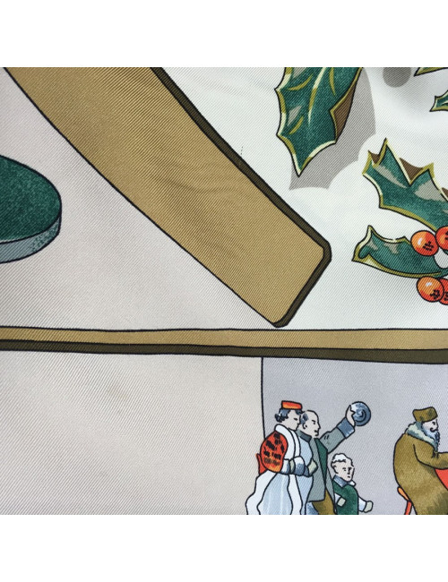 Carré HERMES "Neige d'antan" en soie beige rosé