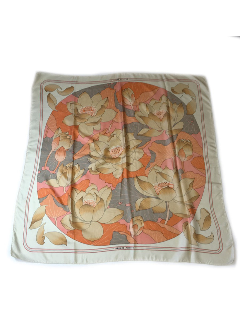 Carré HERMES "Fleur de lotus" en soie
