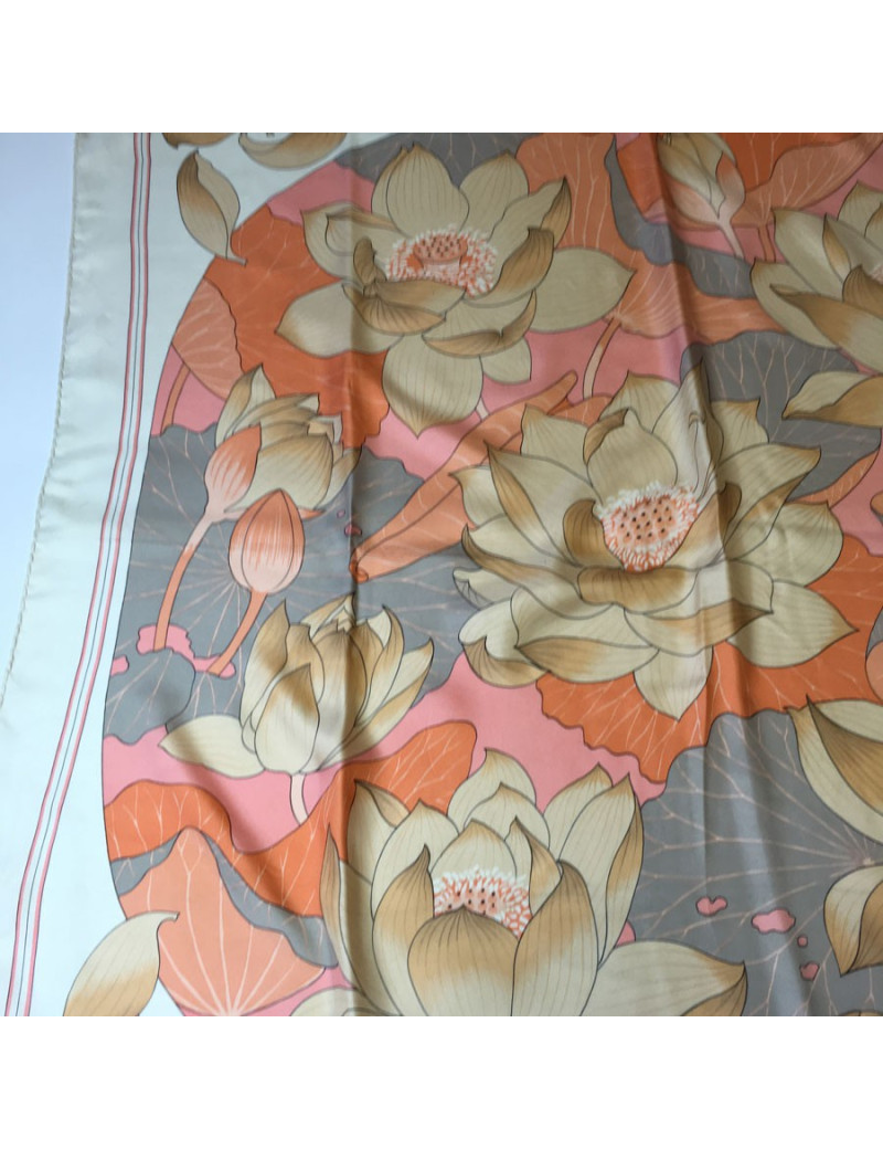 Carré HERMES "Fleur de lotus" en soie