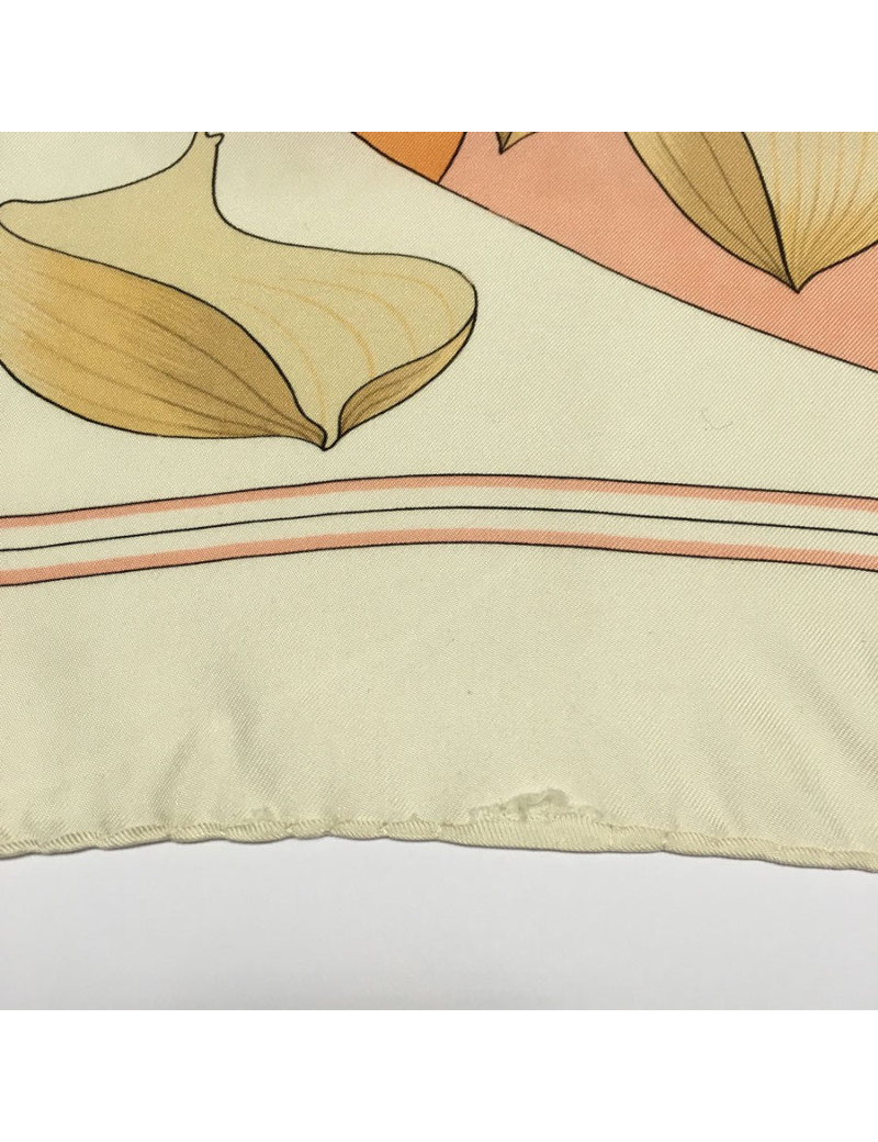 Carré HERMES "Fleur de lotus" en soie