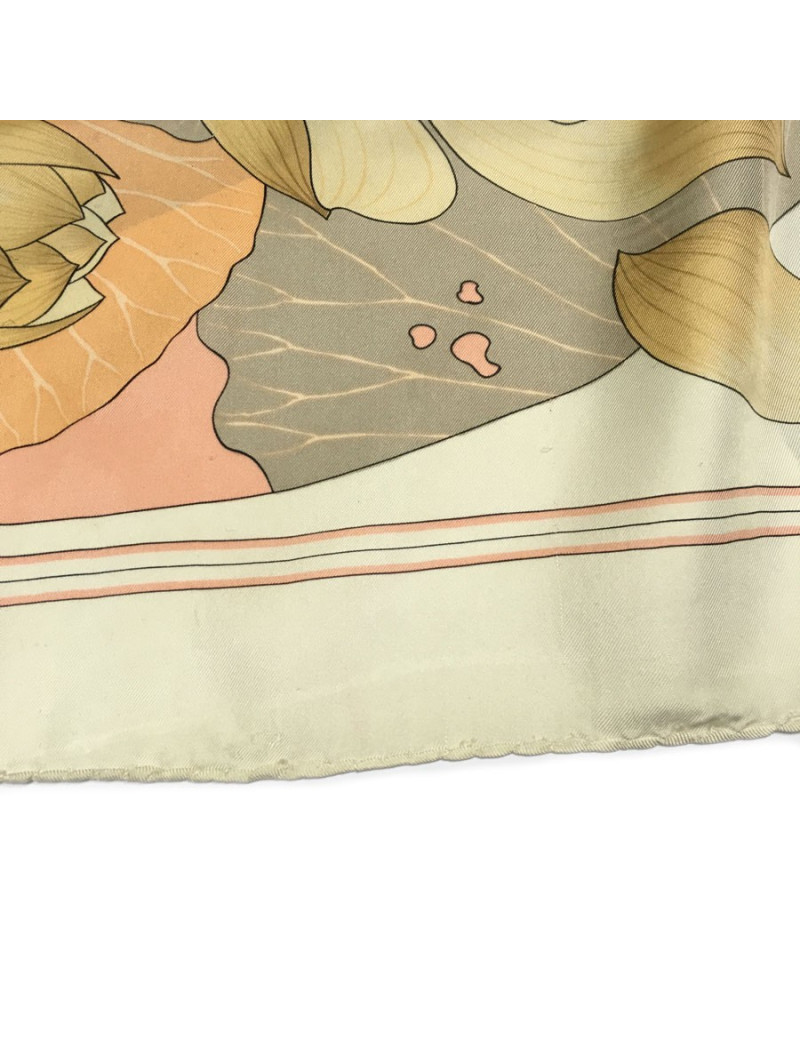 Carré HERMES "Fleur de lotus" en soie