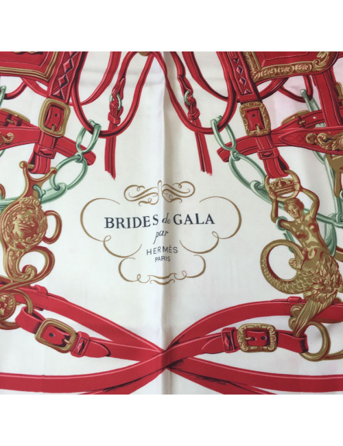 Carré HERMES "Brides de Gala" en soie rouge