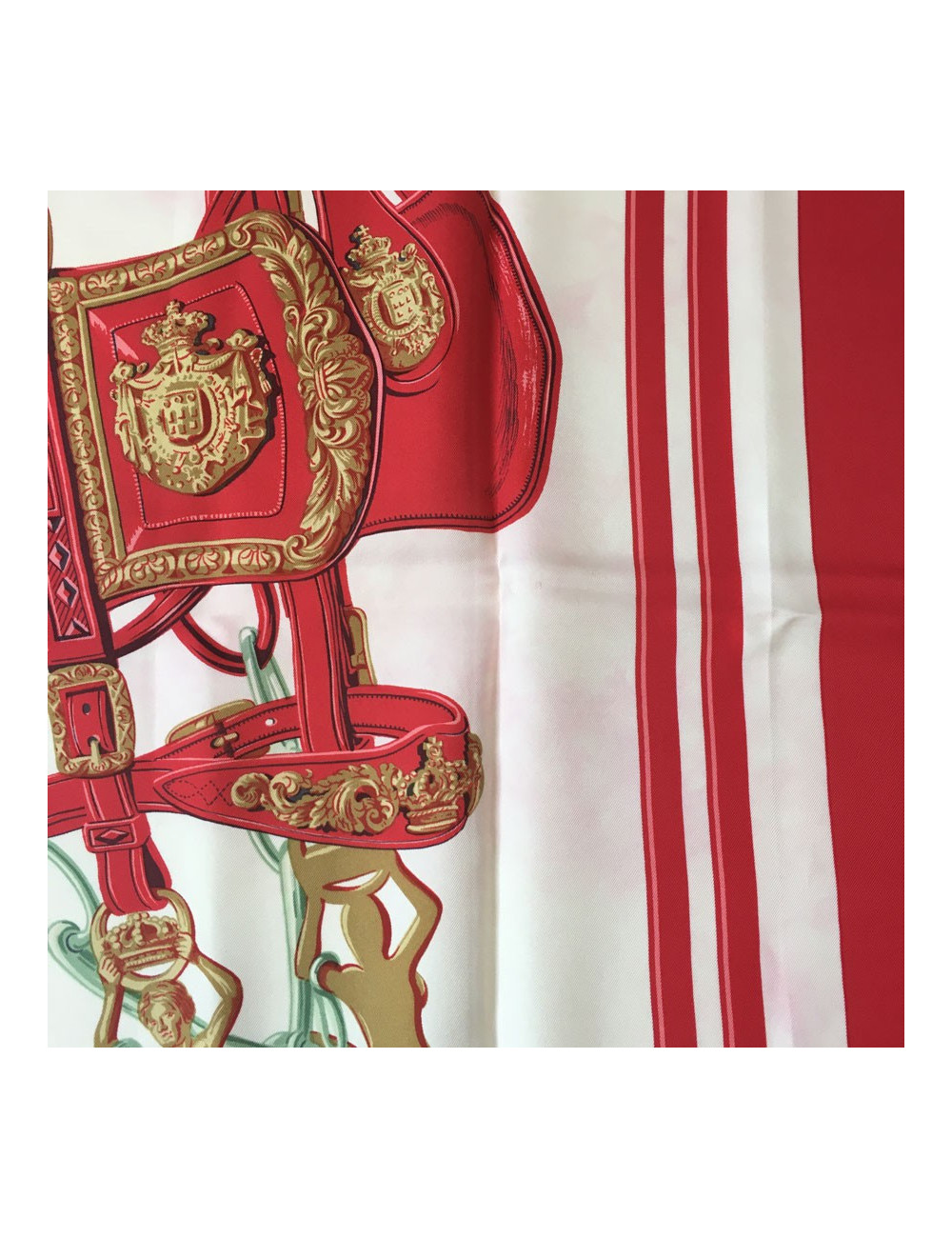 Carré HERMES "Brides de Gala" en soie rouge