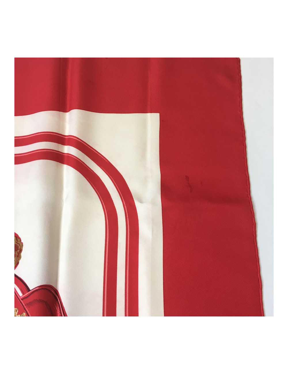 Carré HERMES "Brides de Gala" en soie rouge