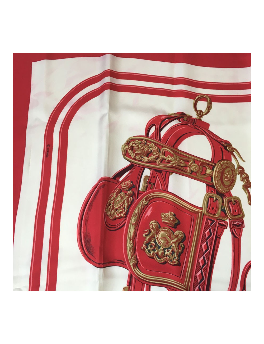 Carré HERMES "Brides de Gala" en soie rouge