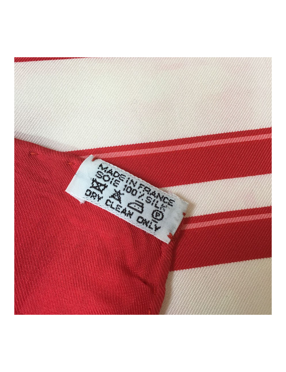 Carré HERMES "Brides de Gala" en soie rouge