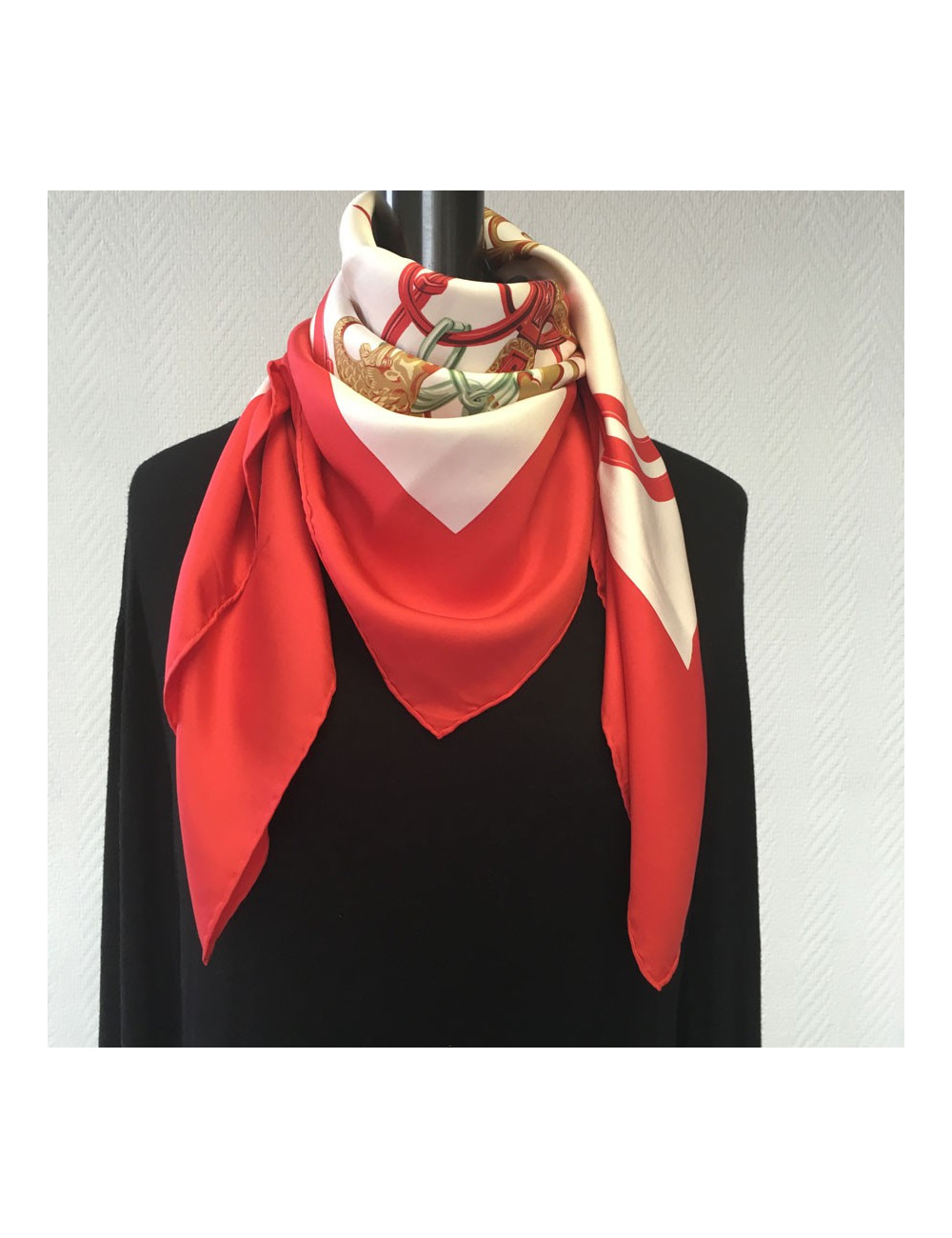 Carré HERMES "Brides de Gala" en soie rouge