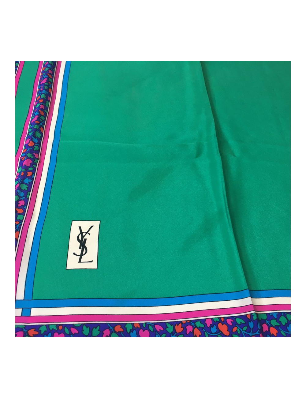 Foulard YVES SAINT LAURENT en soie verte