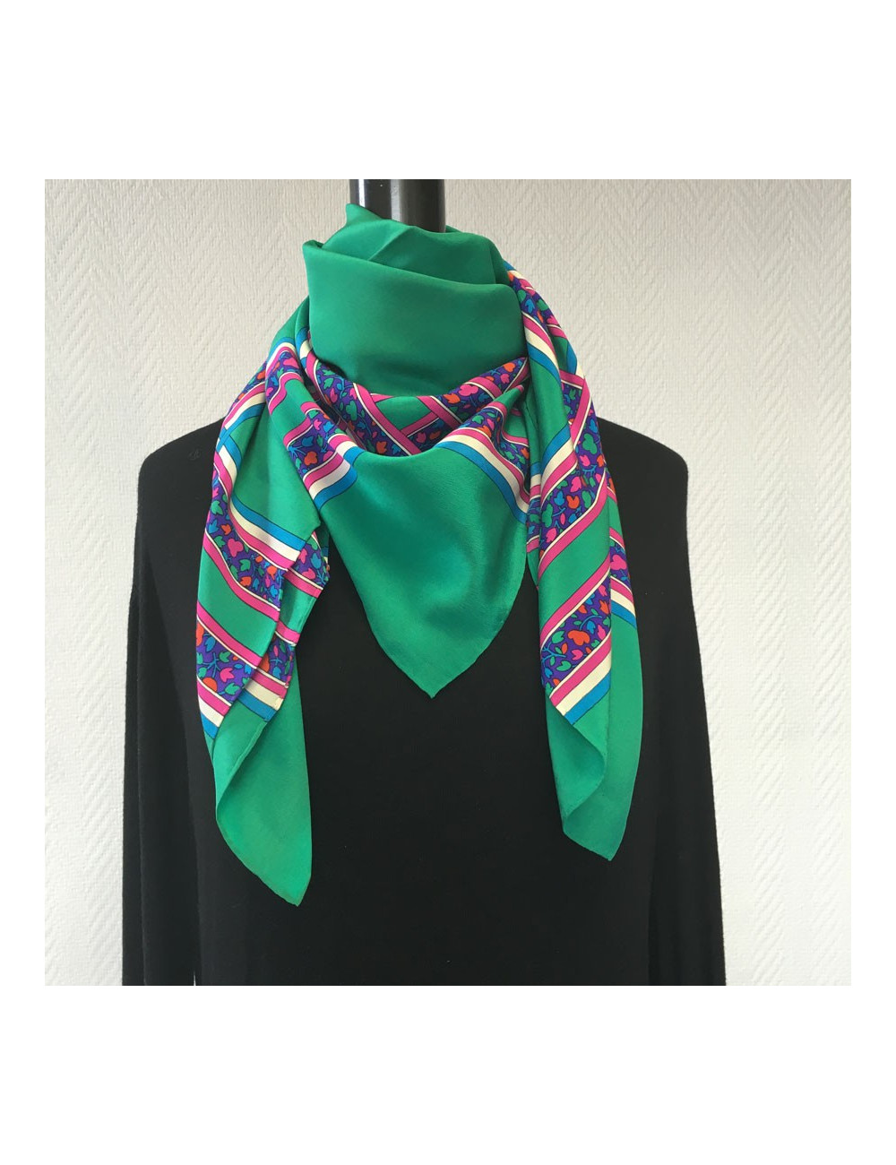 Foulard YVES SAINT LAURENT en soie verte