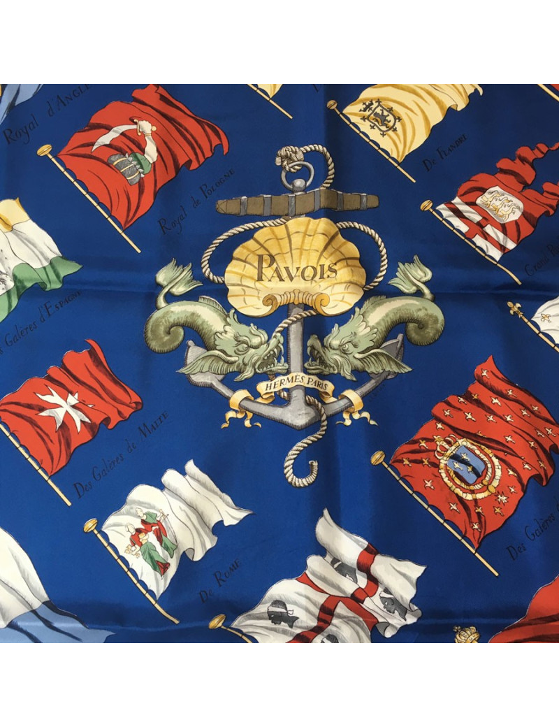 xxx Carré HERMÈS "Pavois" en soie bleu