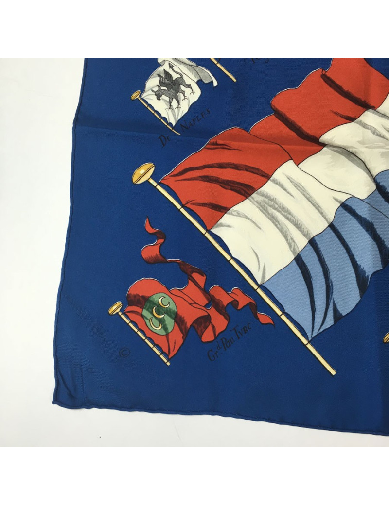 xxx Carré HERMÈS "Pavois" en soie bleu