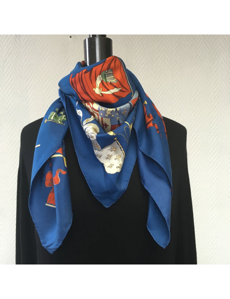 xxx Carré HERMÈS "Pavois" en soie bleu