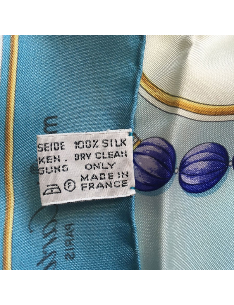 xxx Carré "MUST" de CARTIER en soie bleu ciel