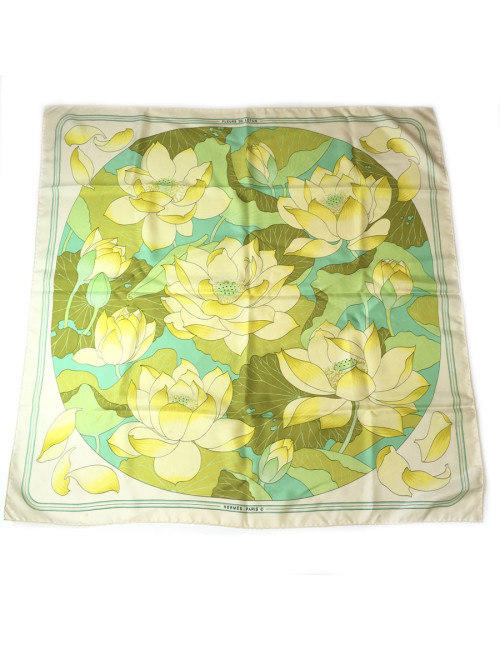 Carré HERMES "Fleurs de lotus" en soie ivoire, jaune et vert