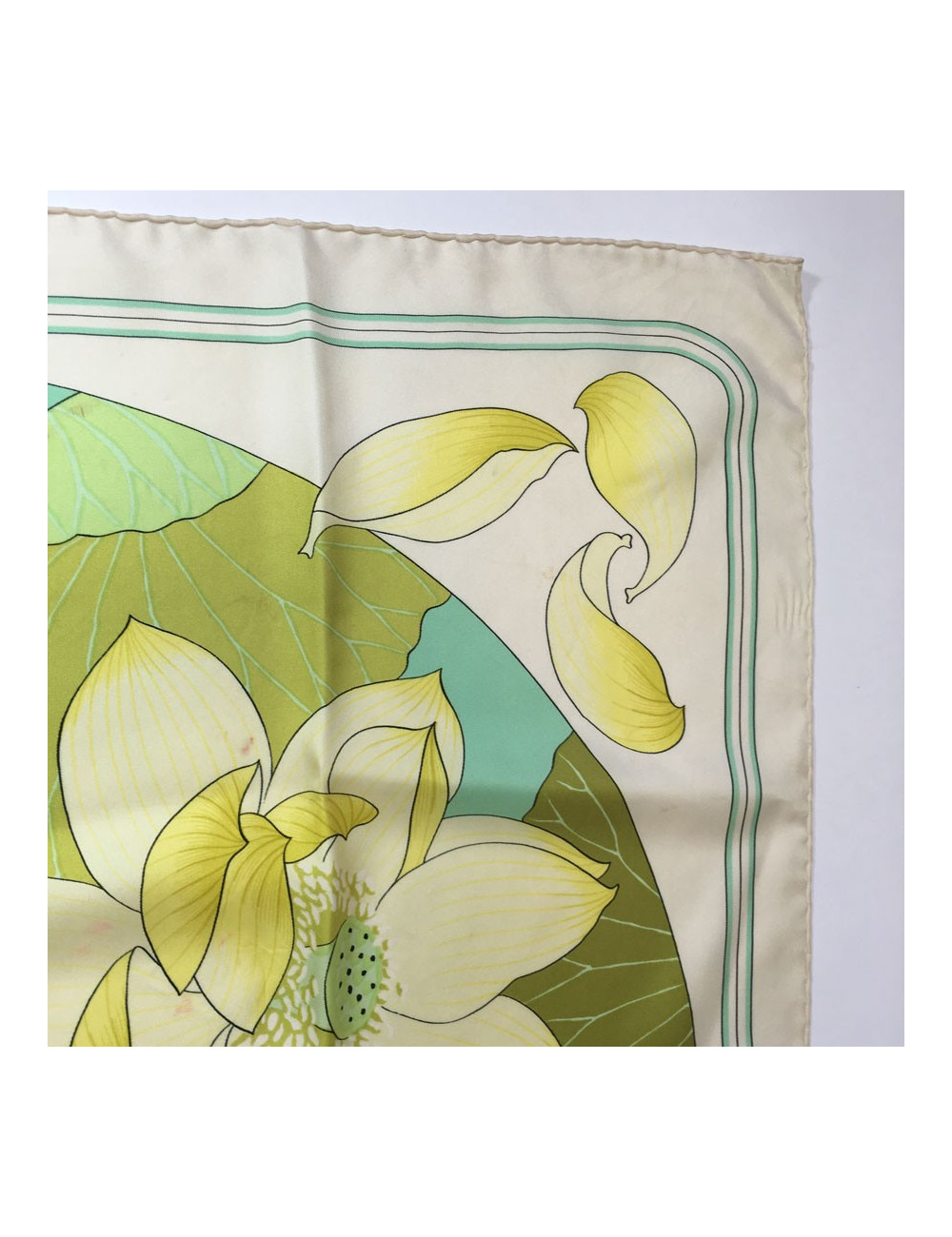 Carré HERMES "Fleurs de lotus" en soie ivoire, jaune et vert