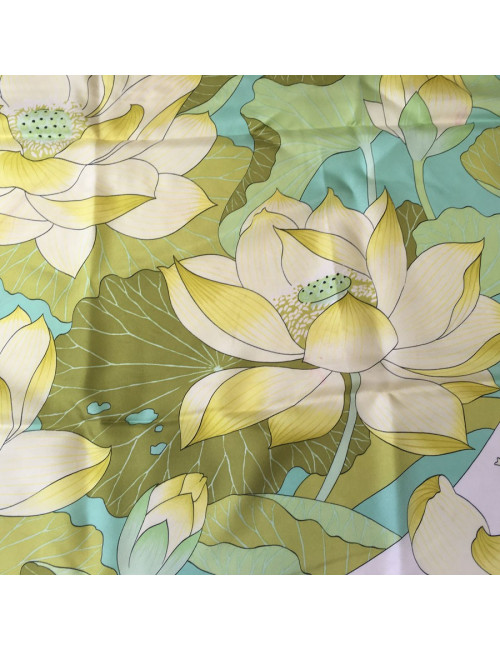 Carré HERMES "Fleurs de lotus" en soie ivoire, jaune et vert