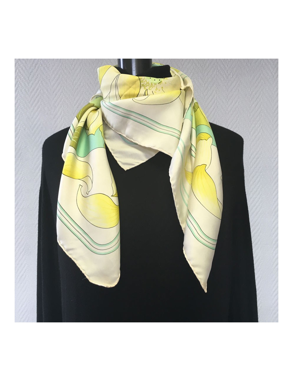 Carré HERMES "Fleurs de lotus" en soie ivoire, jaune et vert