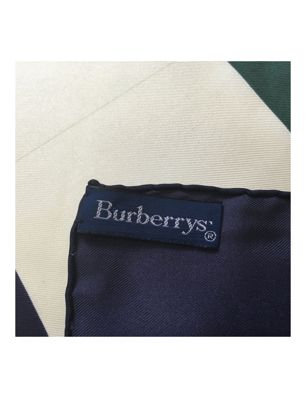 xxx Foulard BURBERRY en soie bleu marine, beige et vert