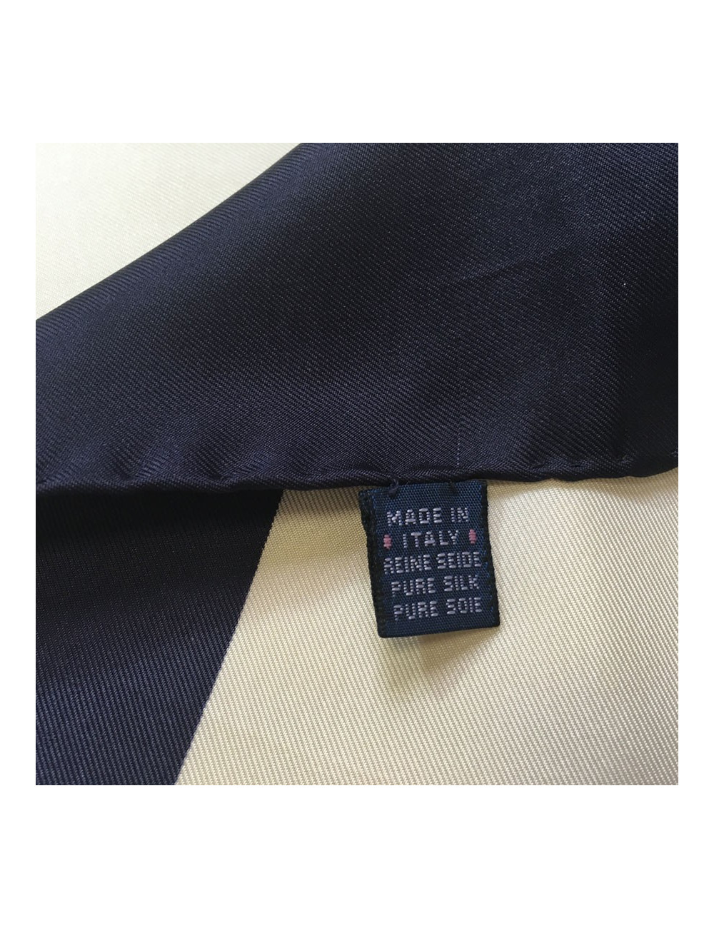 xxx Foulard BURBERRY en soie bleu marine, beige et vert