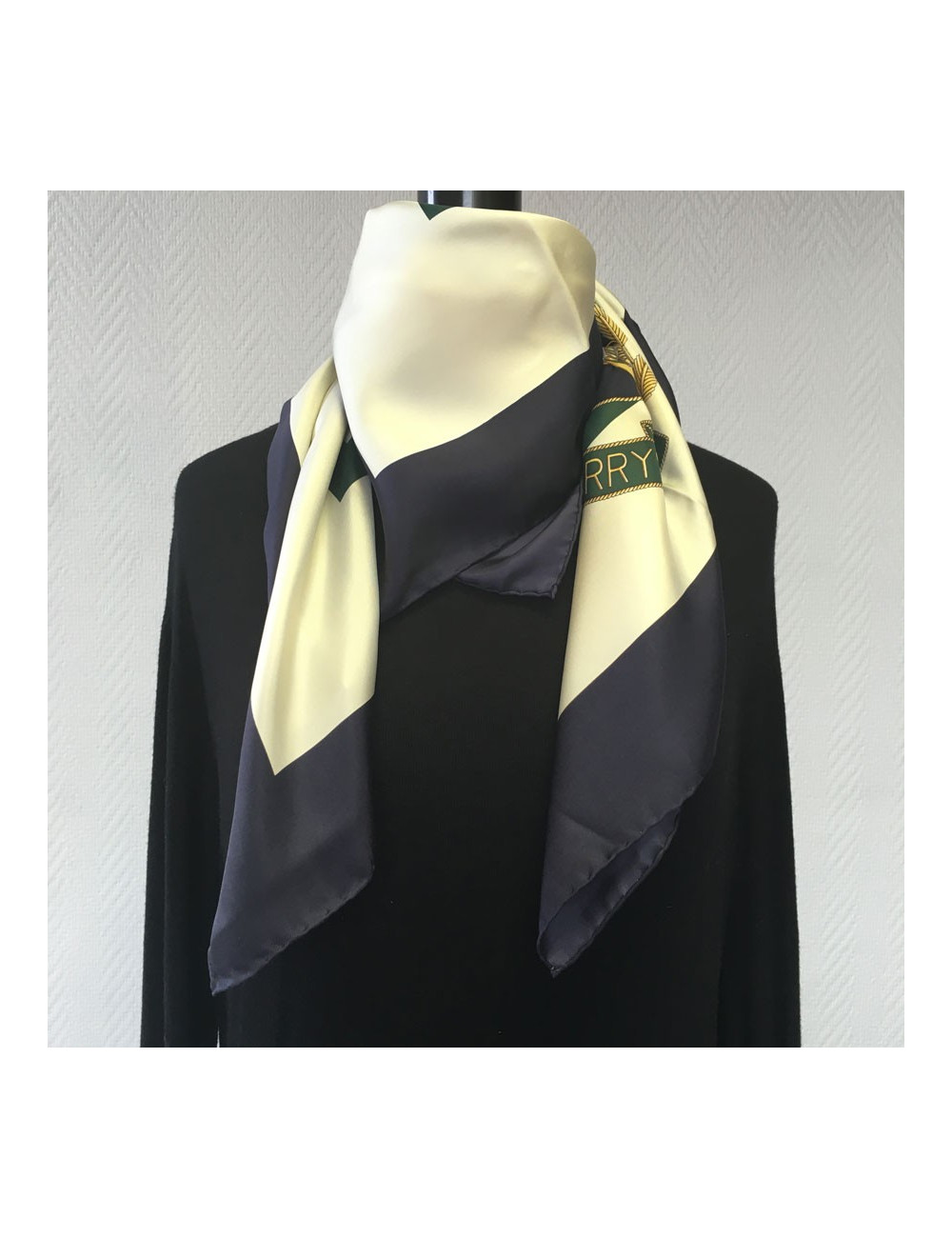 xxx Foulard BURBERRY en soie bleu marine, beige et vert