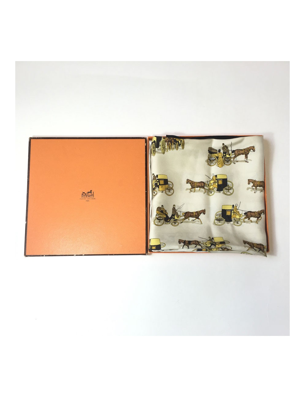 Carré HERMES "Fiacres" en soie ivoire et noir