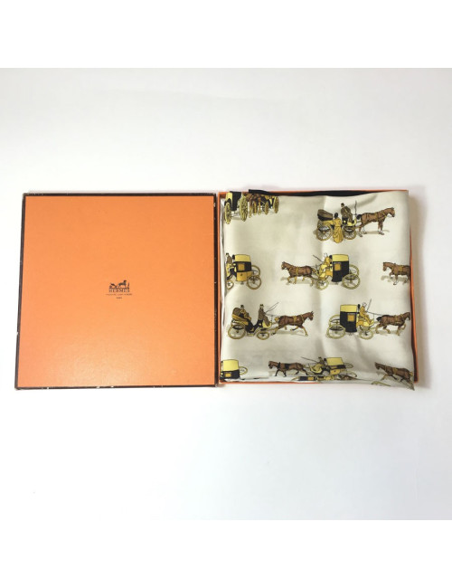 Carré HERMES "Fiacres" en soie ivoire et noir