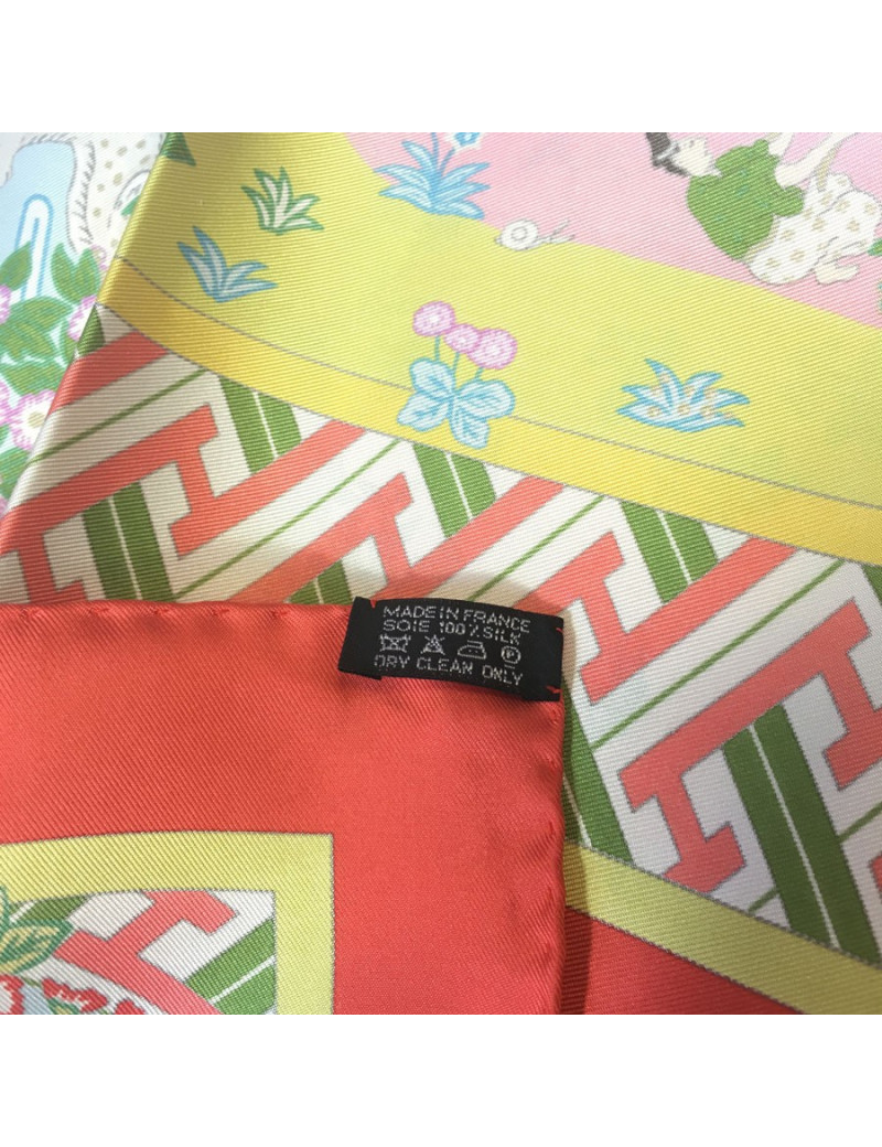 Carré HERMES  "Ballade de Heian" en soie multicolore