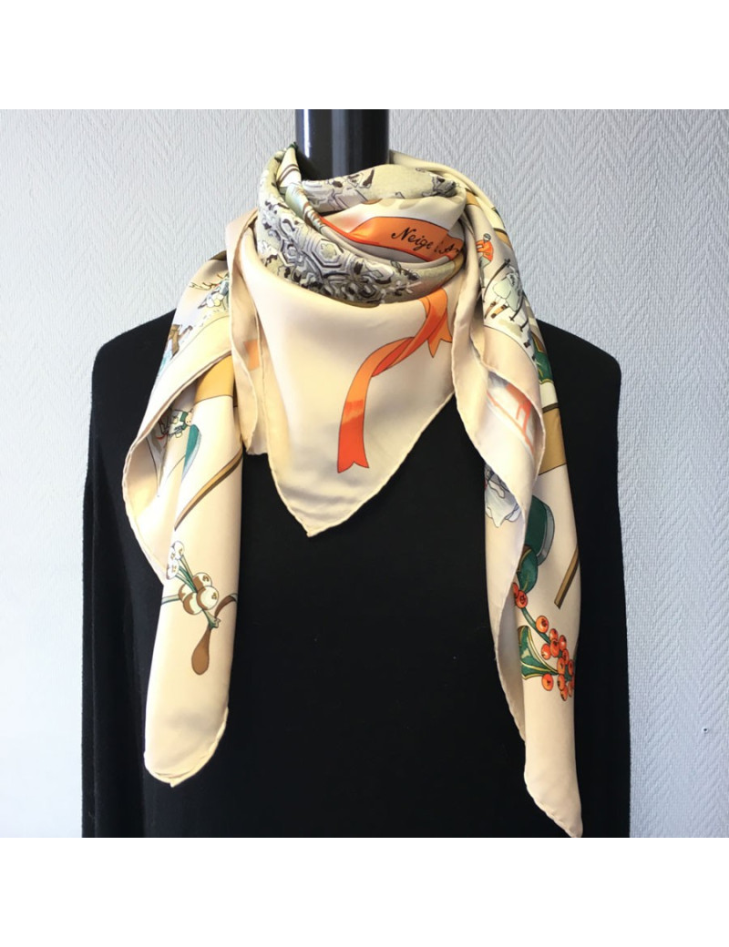 Carré HERMES "Neige d'antan" en soie beige rosé