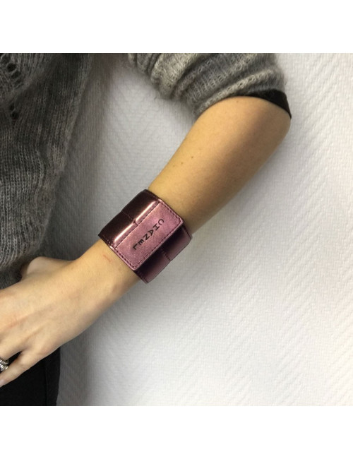Manchette CHANEL cuir métallisé rose électrique