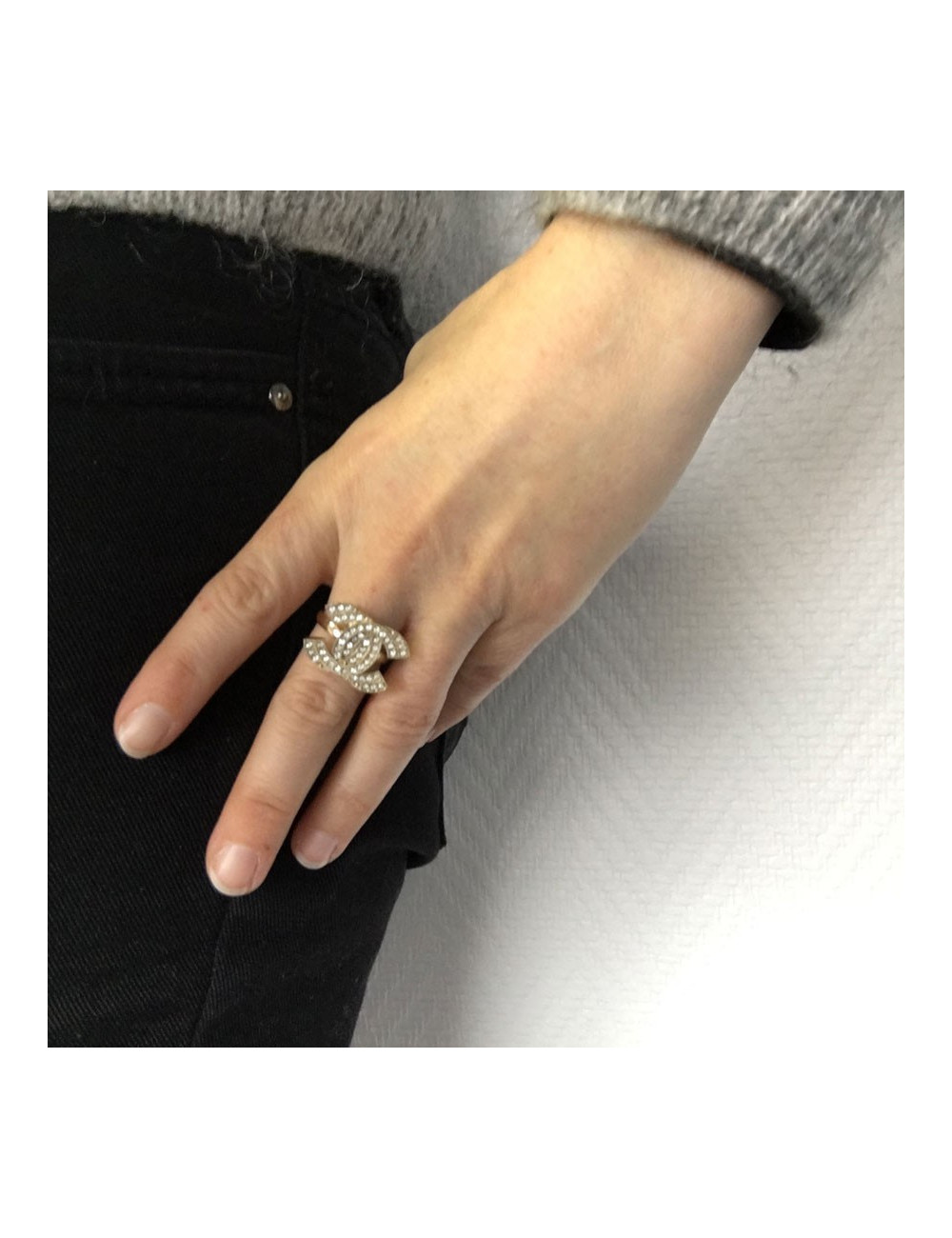 Bague CHANEL dorée et strass T53