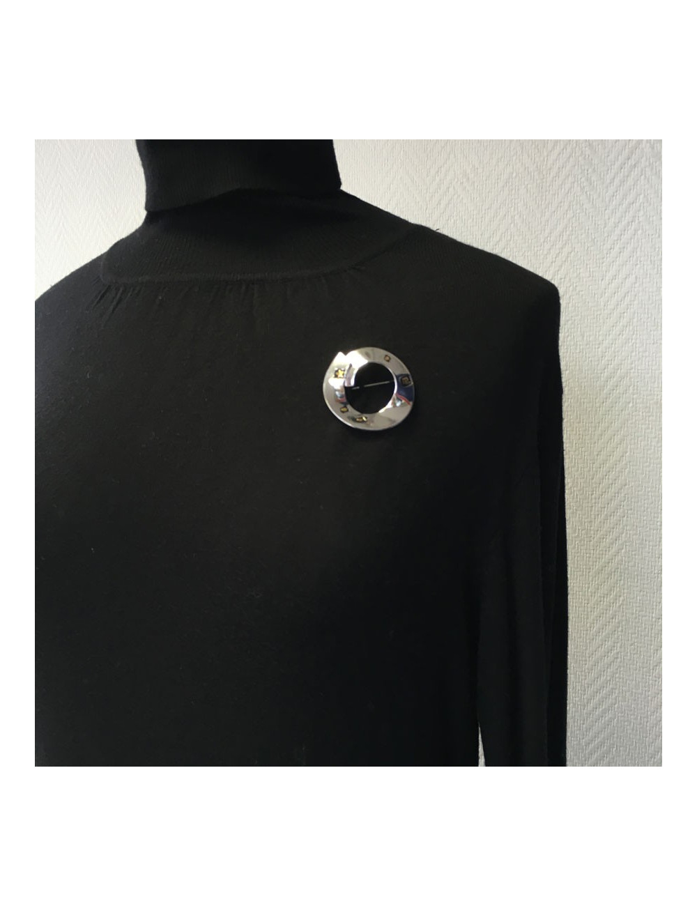 Broche ronde COURREGES 80'