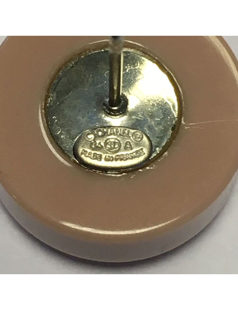 Nails old CHANEL pink and rhinestone earrings