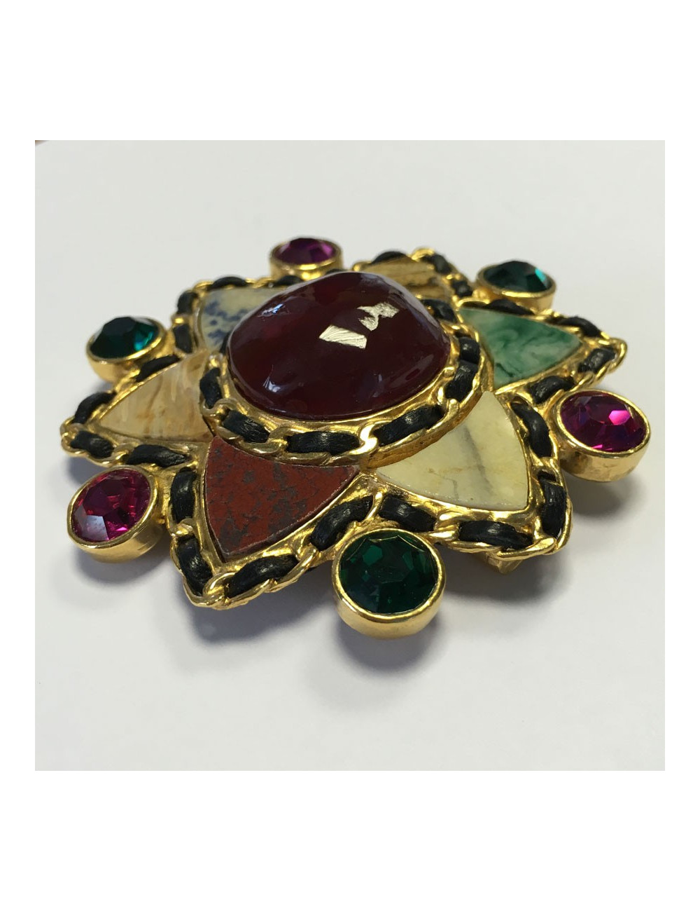 Broche Couture CHANEL en pâte de verre et pierres