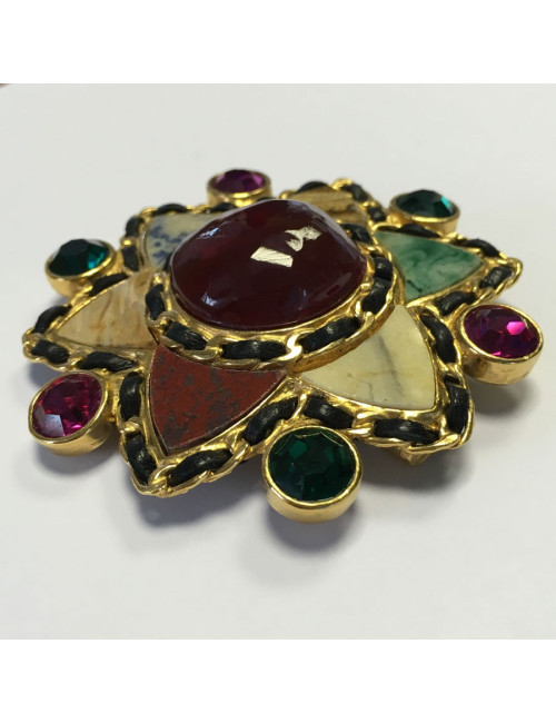 Broche Couture CHANEL en pâte de verre et pierres
