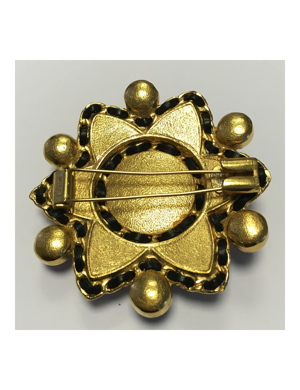 Broche Couture CHANEL en pâte de verre et pierres