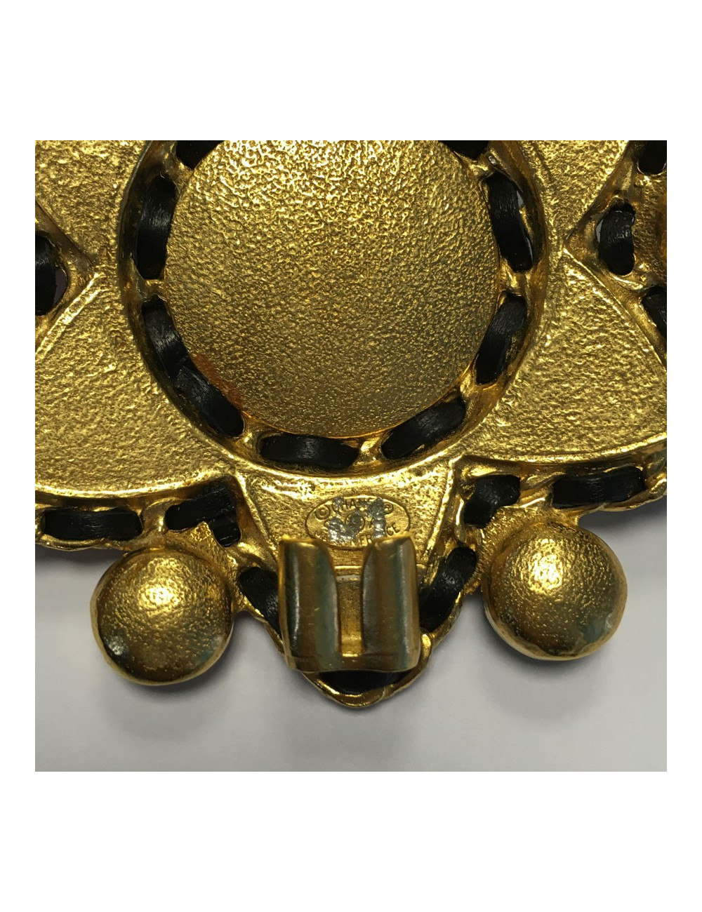 Broche Couture CHANEL en pâte de verre et pierres