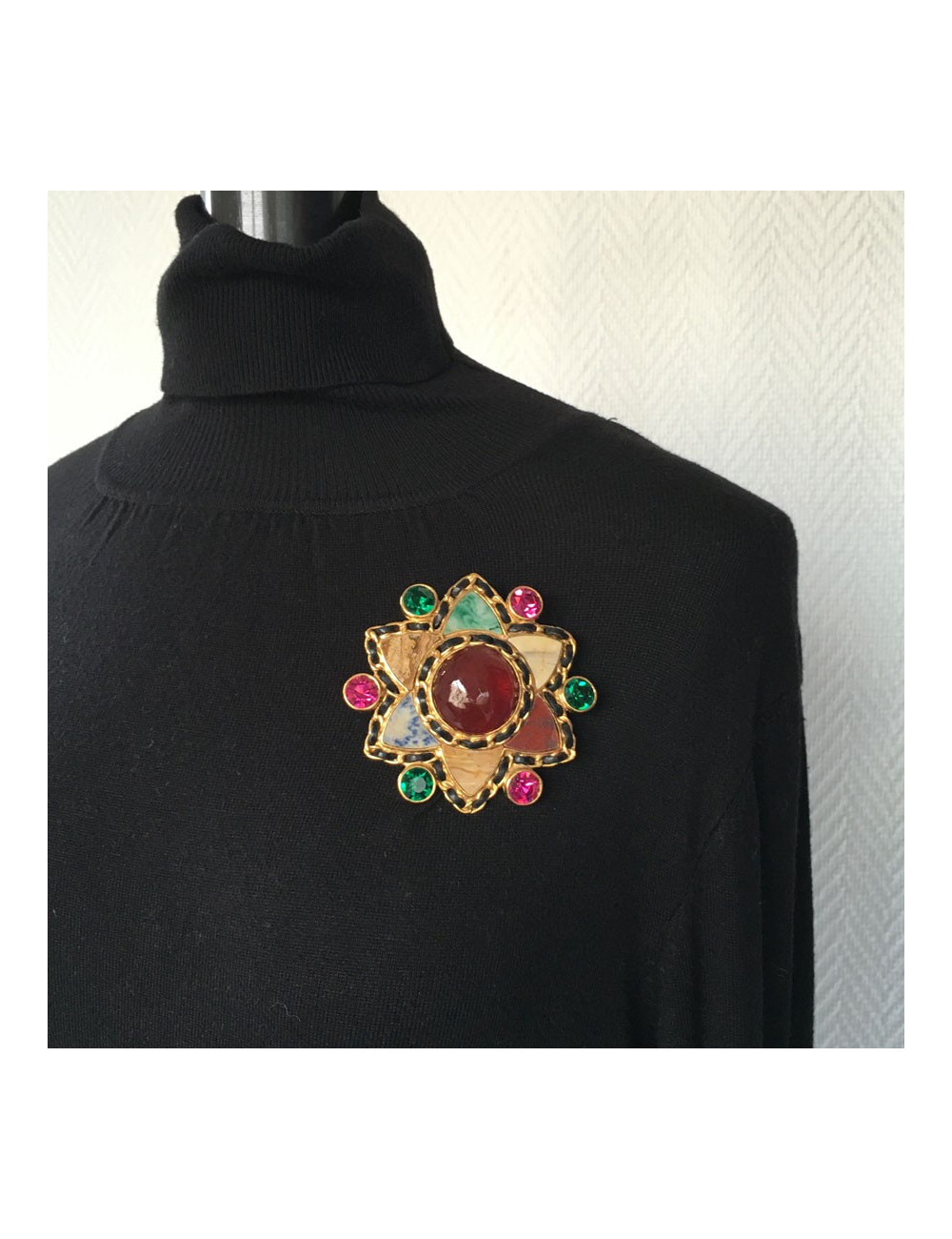 Broche Couture CHANEL en pâte de verre et pierres