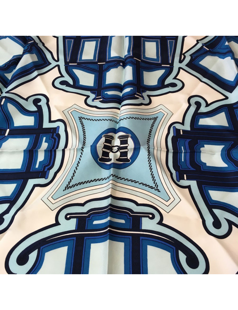 Carré HERMES "Les Berlines" en soie bleu