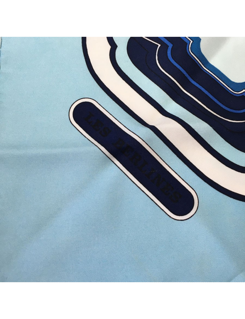 Carré HERMES "Les Berlines" en soie bleu