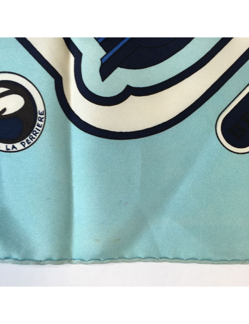 Carré HERMES "Les Berlines" en soie bleu