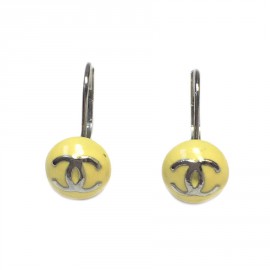 Nails CHANEL earrings enameled yellow