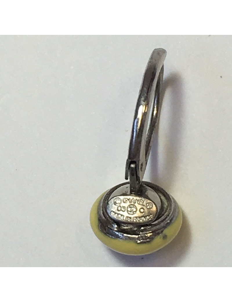 Boucles d'oreille clous CHANEL émaillées jaune