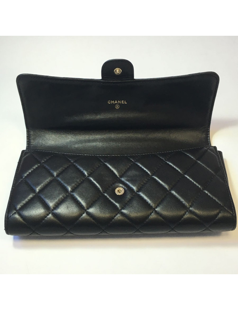 Pochette CHANEL en cuir matelassé noir