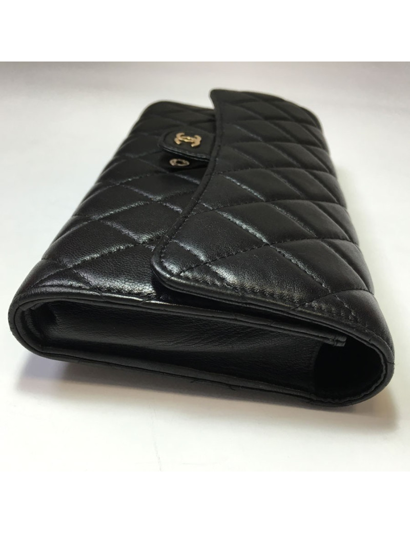 Pochette CHANEL en cuir matelassé noir