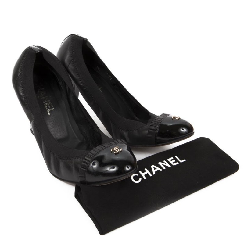 CHANEL T 38 c black and varnished leather pumps - VALOIS VINTAGE PARIS